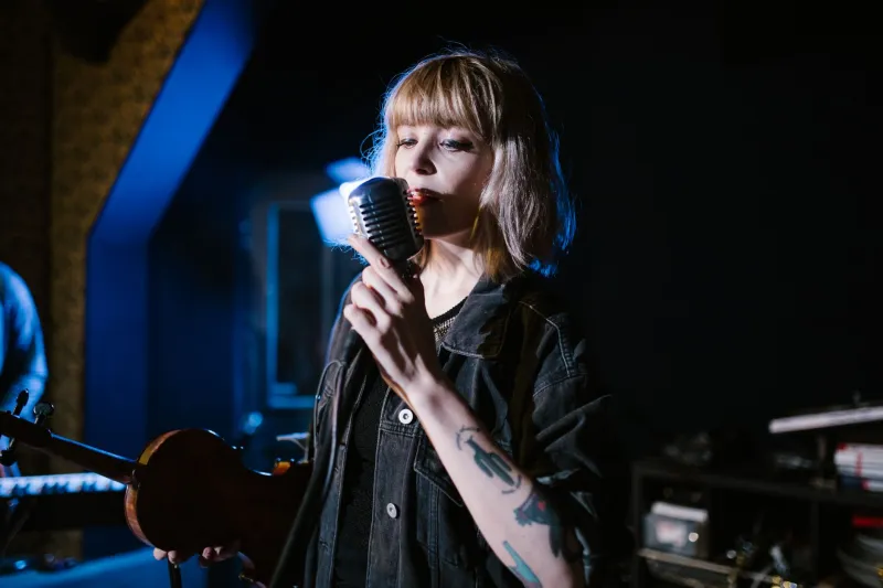 The Voice Behind the Veil: How Pin-Up Performers Are Making Audio the New Intimacy